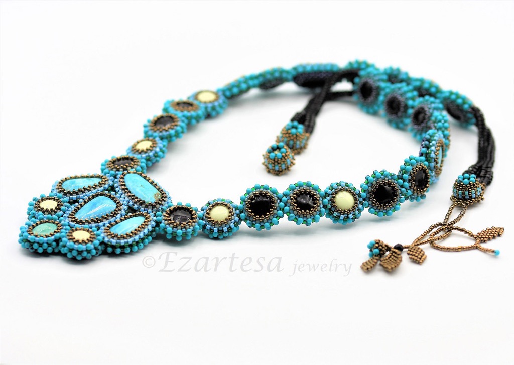 turquoise crush beaded necklace. Jewelry designer © Ezartesa